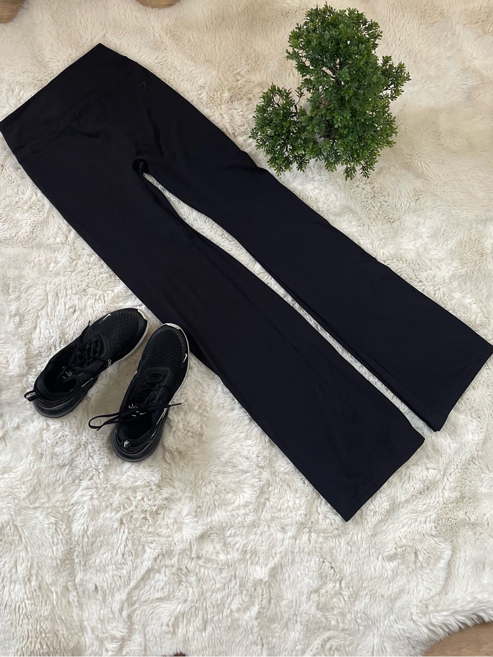 Gymshark Black High-Waisted Flared Leggings – Women’s Size M